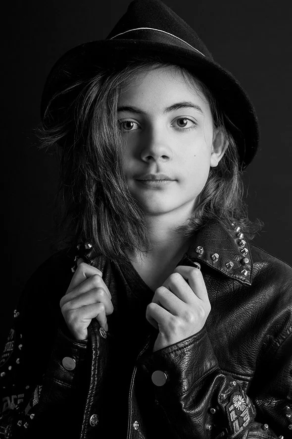 Book  ado en nb réalisé studio photo spécialisé dans les books pour casting