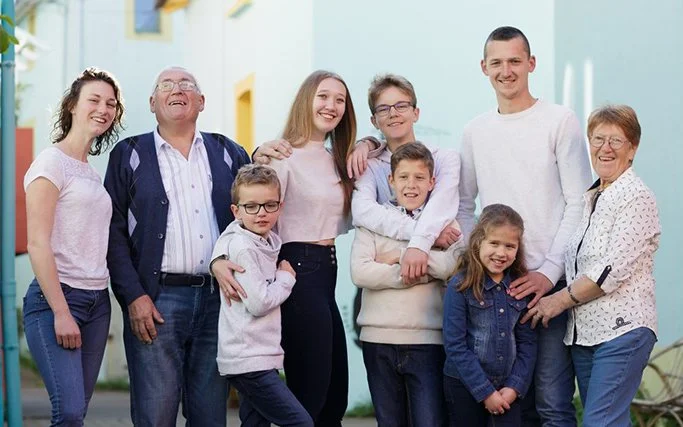 Portrait de famille  réalisé en exterieur à Trentemoult  près de Nantes par un photographe professionnel