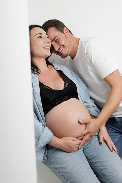 femme enceinte et son mari dans un studio photo à Nantes