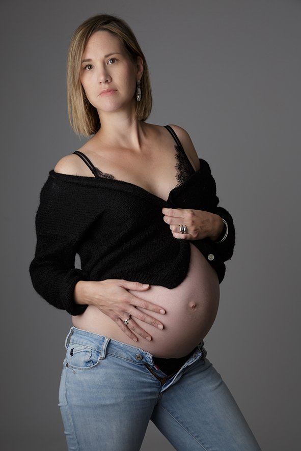 Femme enceinte naturelle posant  dans un studio photo à Treillieres
