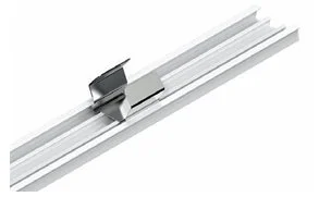 Metallstück auf einer langen Aluminium-Schiene