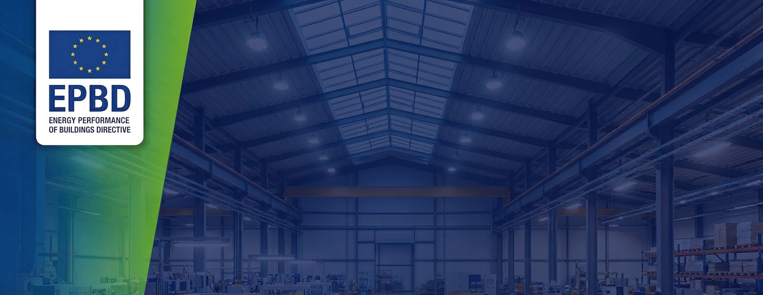 Innenansicht eines großen Lagerhalle mit Hochregalen und Dachfenstern, luftiges und helles Fabrikgebäude, Fokus auf das europäische Energieeffizienzzeichen EPBD auf der linken Seite