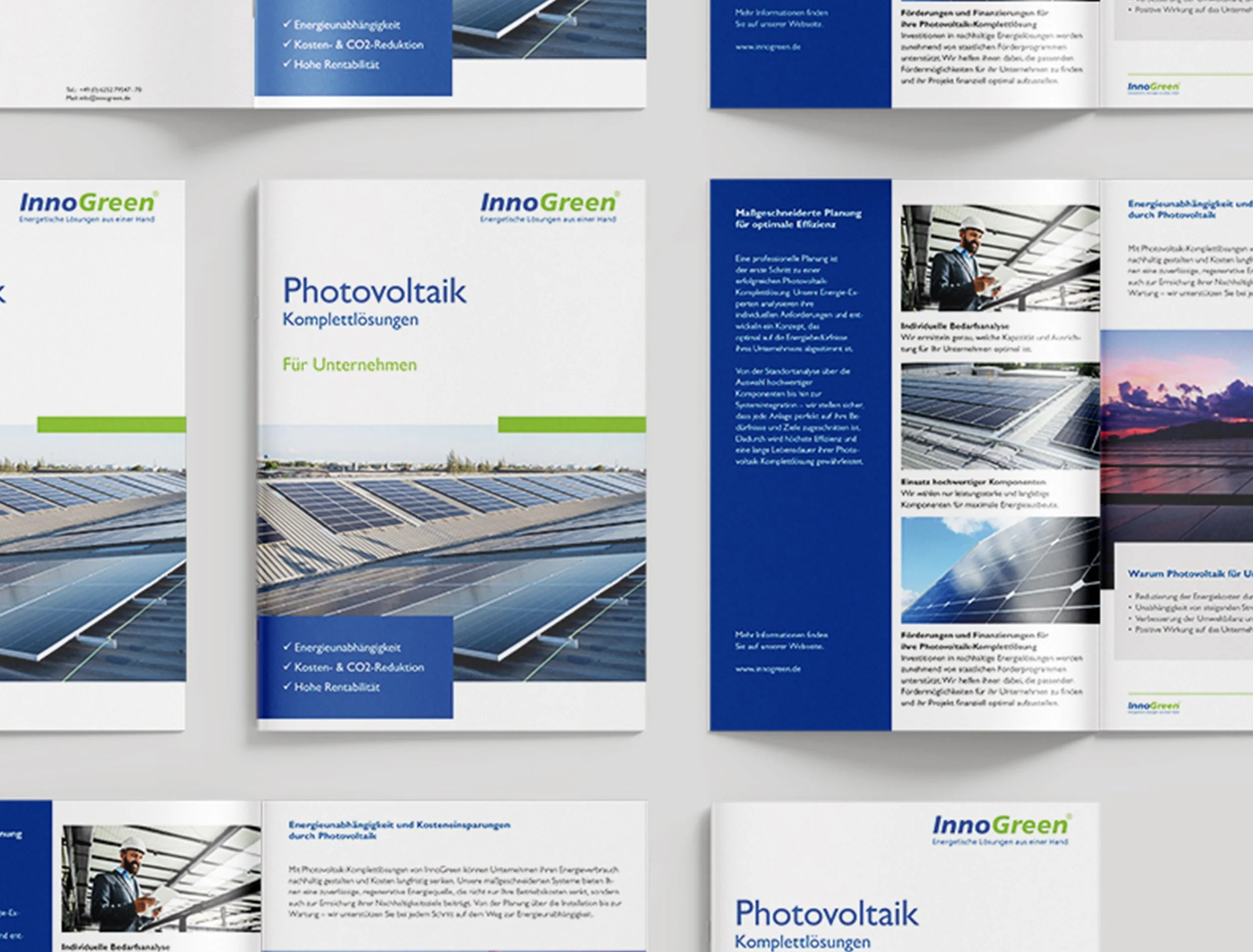 Mehrere Broschüren und Flyer zum Thema Photovoltaik, Solarenergie und nachhaltige Energiekonzepte mit Bildern von Solaranlagen, einem Mann in einem Industriegebäude, Sonnenuntergang, und Textinformationen.