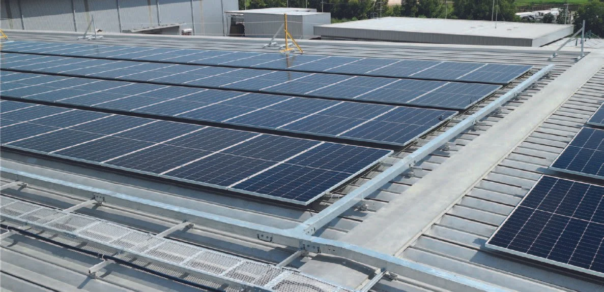 Auf einem Dach sind zahlreiche Solarzellen installiert, um Sonnenlicht in Strom umzuwandeln.