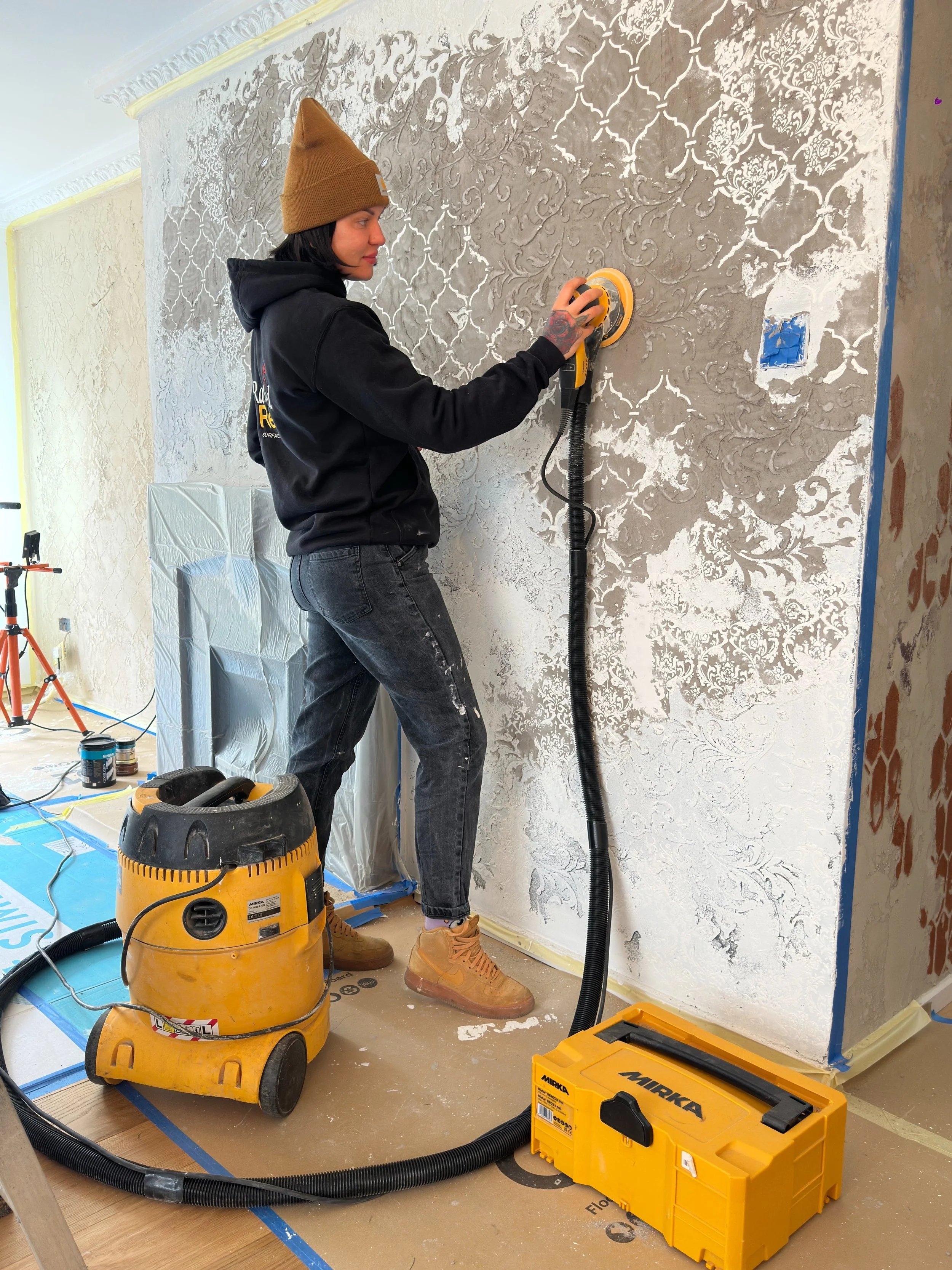 We almost there! Can&rsquo;t wait to show you the final results 🤍🍒 #ravishedretro #venetianplaster #interiordesign #texturedwalls #mirkasander