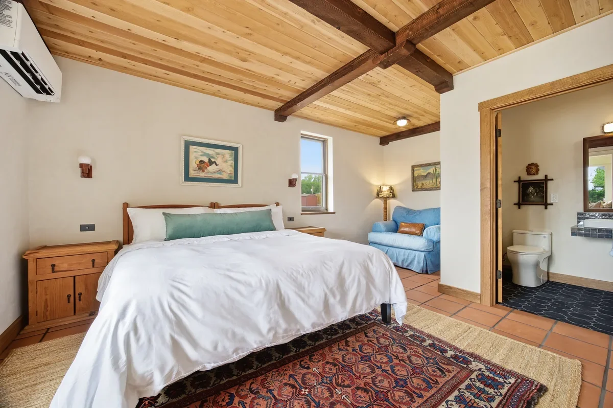 hey-house-room-1-bedroom-sitting-area-ensuite-1200w.webp