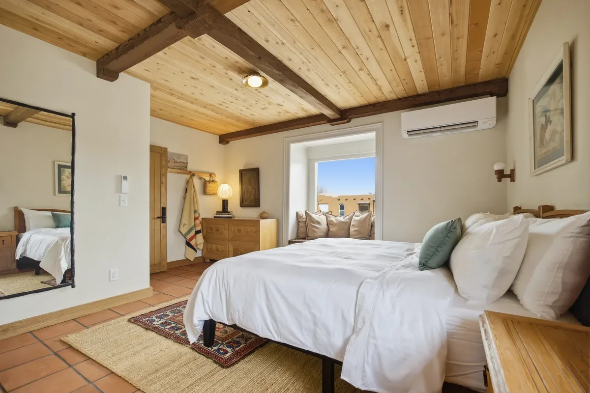 hey-house-room-1-bedroom-window-seat-blue-sky-1200w.webp