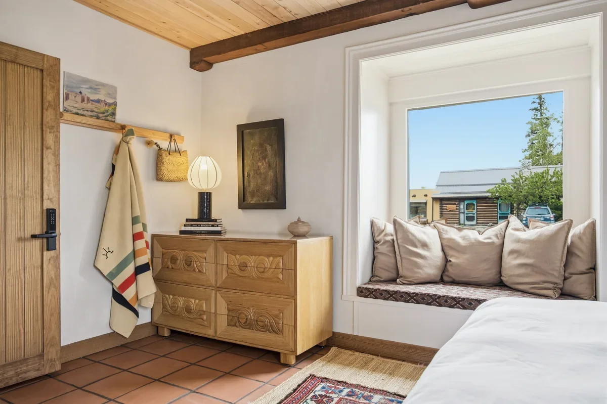 hey-house-room-1-window-seat-reading-nook-town-view-1200w.webp