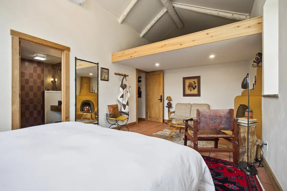 hey-house-room-4-bedroom-vaulted-ceiling-ensuite-bathroom-1200w.webp