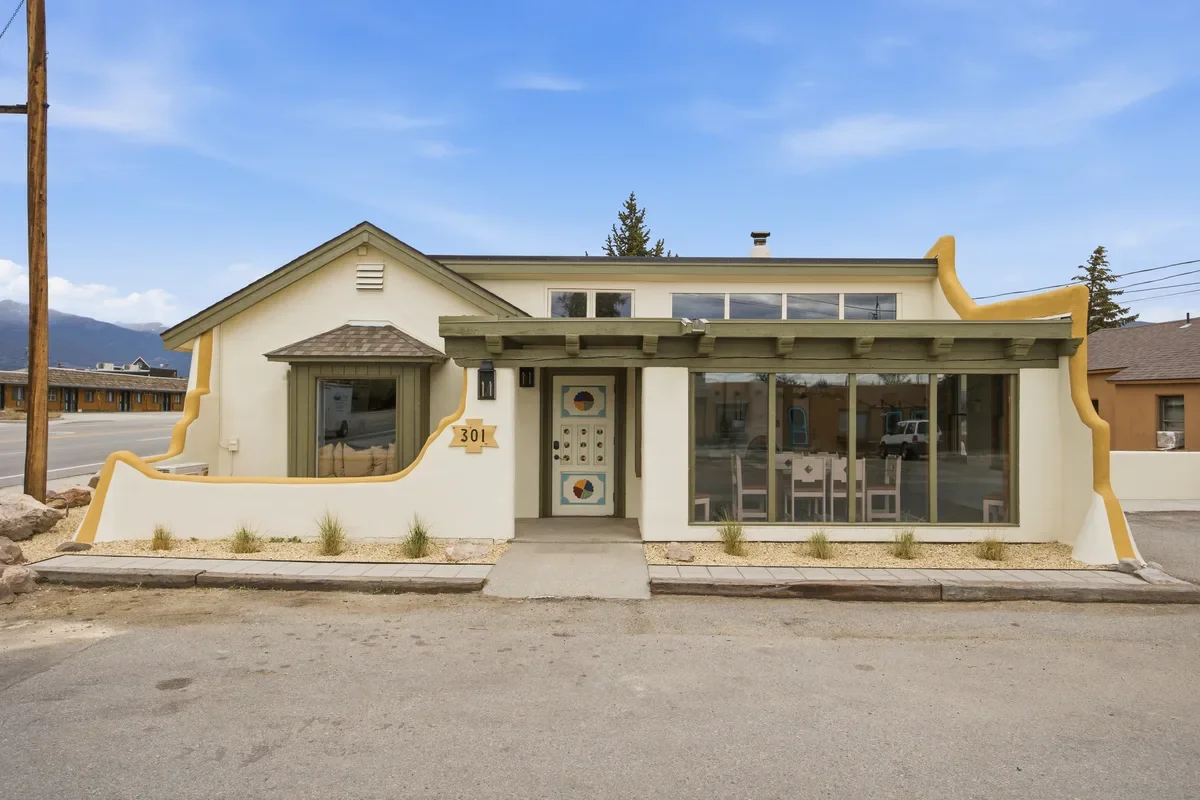 hey-house-boutique-hotel-front-mountains-buena-vista-1200w.webp