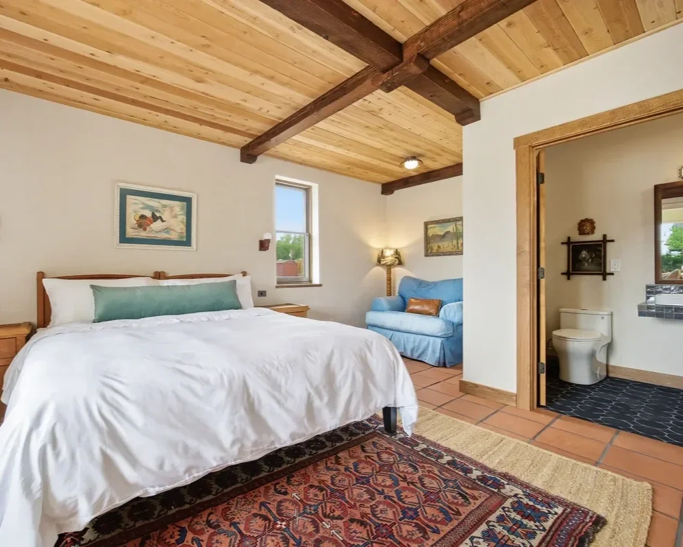 hey-house-room-1-bedroom-sitting-area-ensuite-1200w.webp