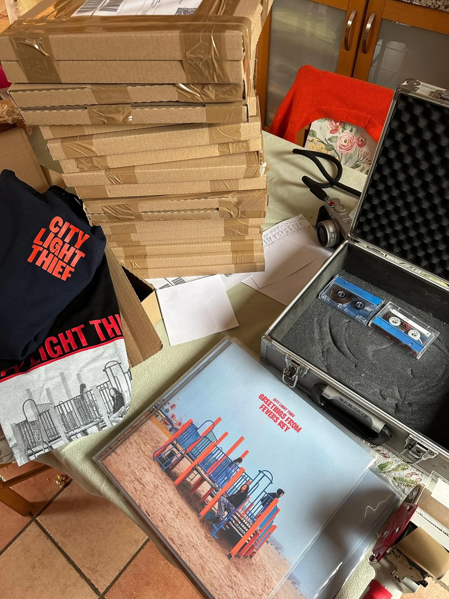 Es ist so surreal, erhebend &amp; schlichtweg kaum zu fassen, wieder einen neuen Tontr&auml;ger von uns in den H&auml;nden zu halten. Vielen, vielen, vielen, vielen Dank f&uuml;r eure GREETINGS FROM FEVERS KEY Vinyl- &amp; Merchvorbestellungen. Die m