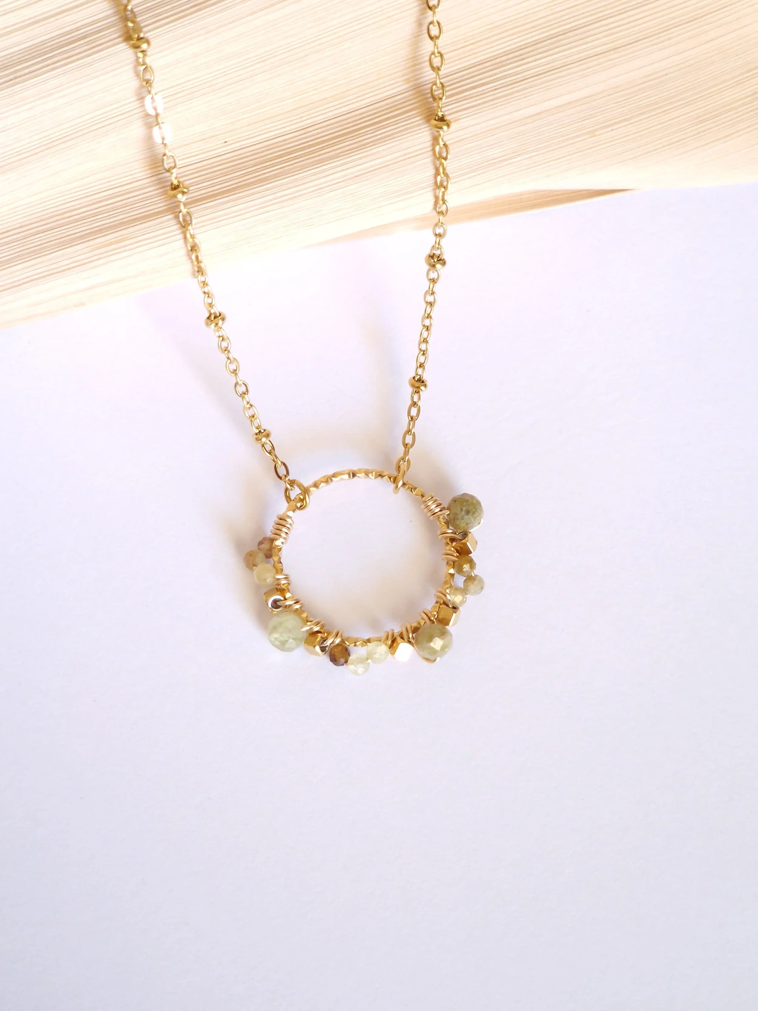 Collier Crystal Grenat vert chaîne dorée.jpg