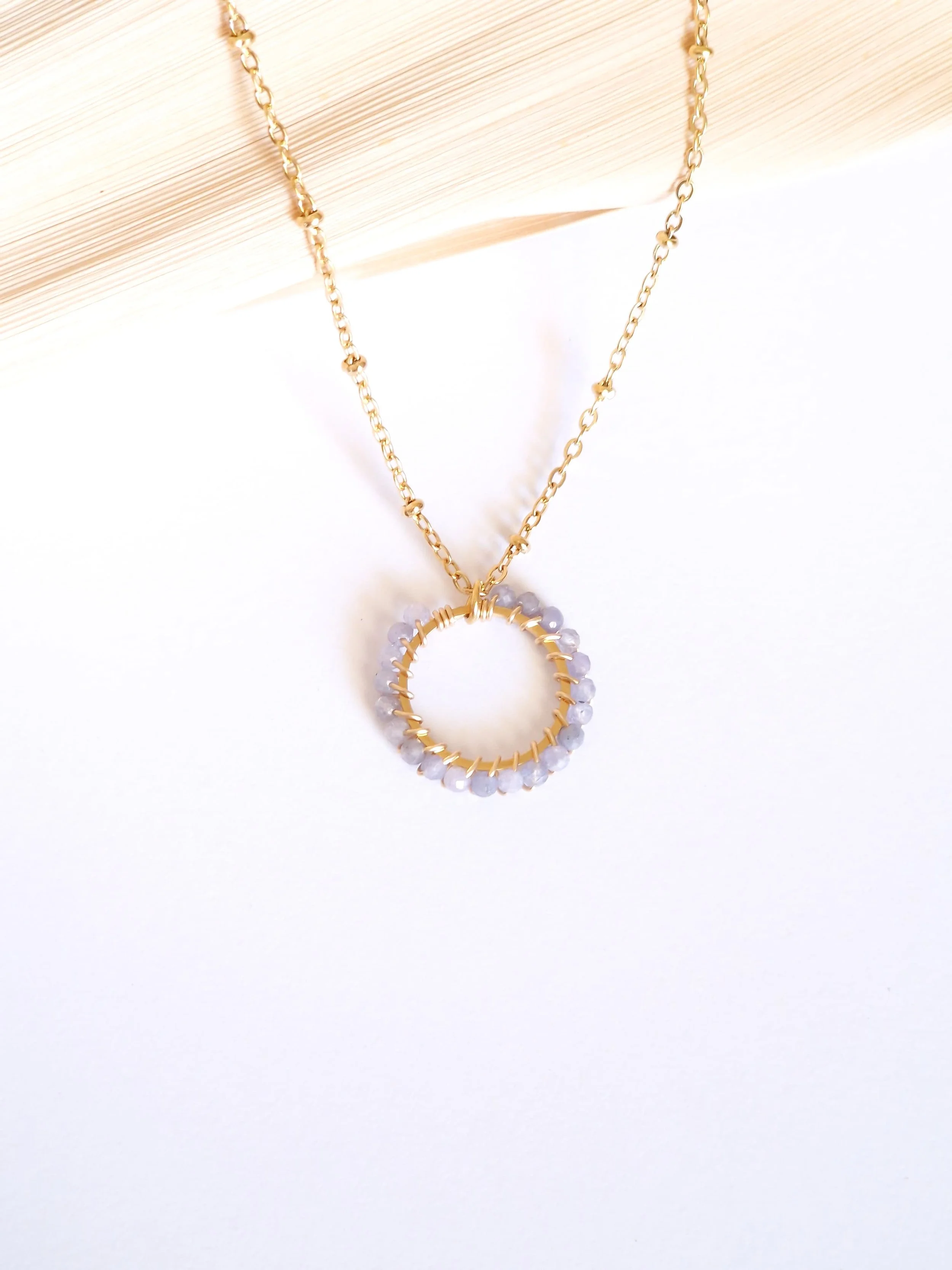 Collier Fatima Tanzanite chaîne dorée.jpg