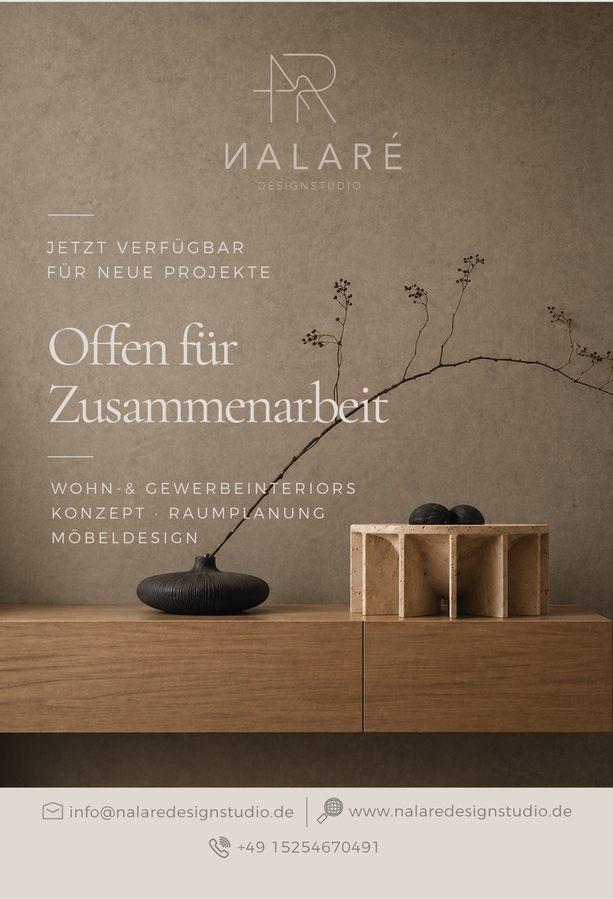 Ein Design-Studio-Werbebild mit einem minimalistischen Einrichtungsgegenstand, einer schwarzen Vase mit Zweigen und einer Holzkiste, im Hintergrund eine graue Wand, Text auf Deutsch über die Verfügbarkeit und Dienstleistungen des Studios, inklusive Kontaktinformationen.