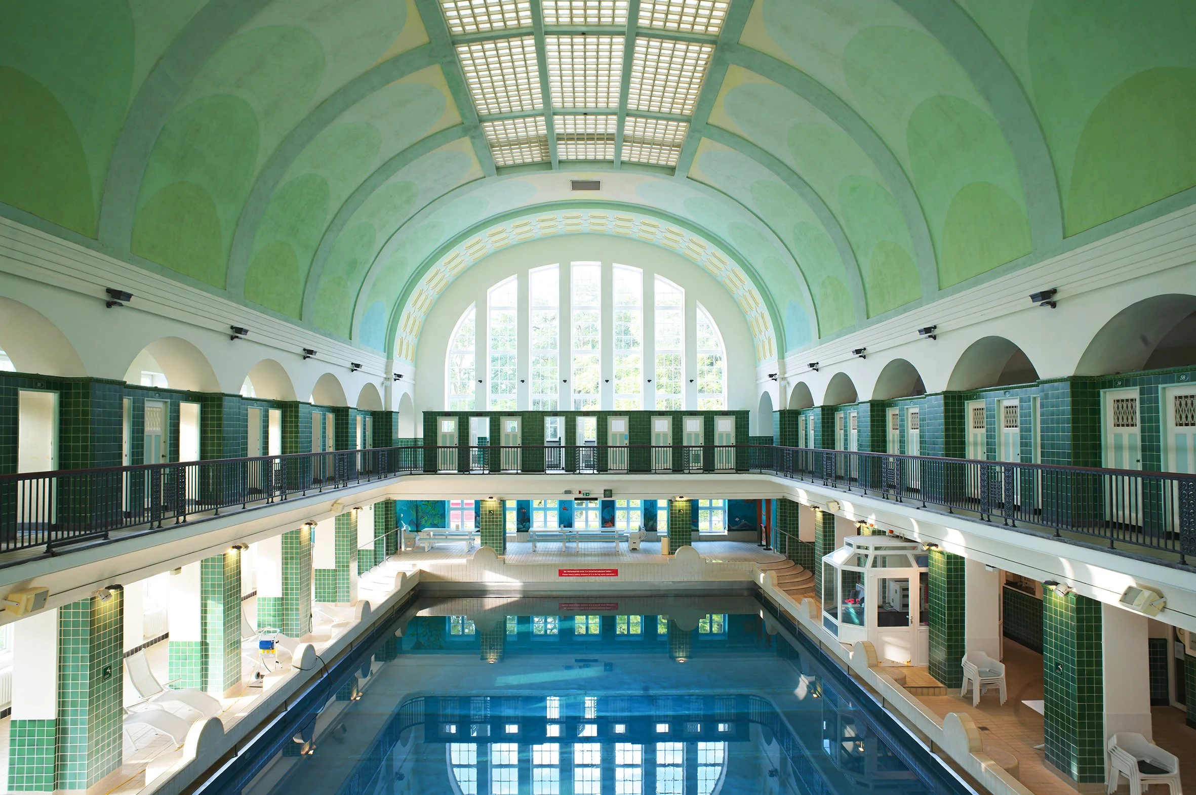 Alte Schwimmhalle in grüner Farbe