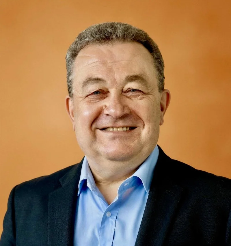 Thierry Domas accompagne dirigeants et équipes depuis plus de 25 ans. Fort d’une solide expérience auprès d’organisations de tailles et de secteurs variés, il développe avec ses clients une approche pragmatique, orientée “création de valeur durable”.