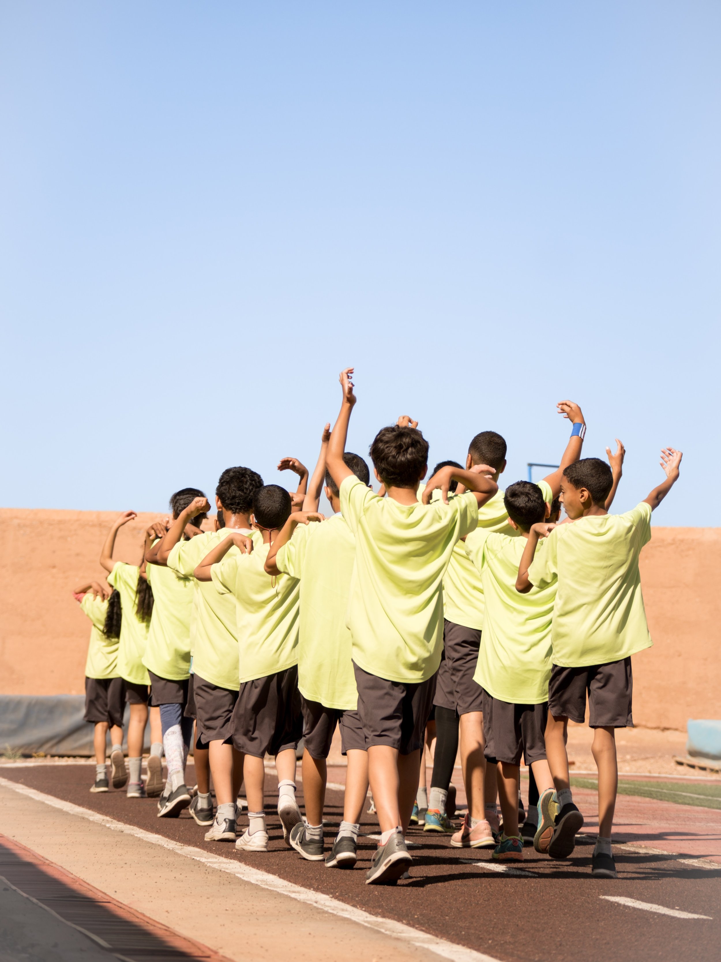 Avant les courses et les activit&eacute;s, place &agrave; l&rsquo;&eacute;chauffement collectif ☀️

Courir, mobiliser son corps, &eacute;viter les blessures, apprendre les bons gestes, &eacute;couter son rythme&hellip; l&rsquo;&eacute;chauffement fai