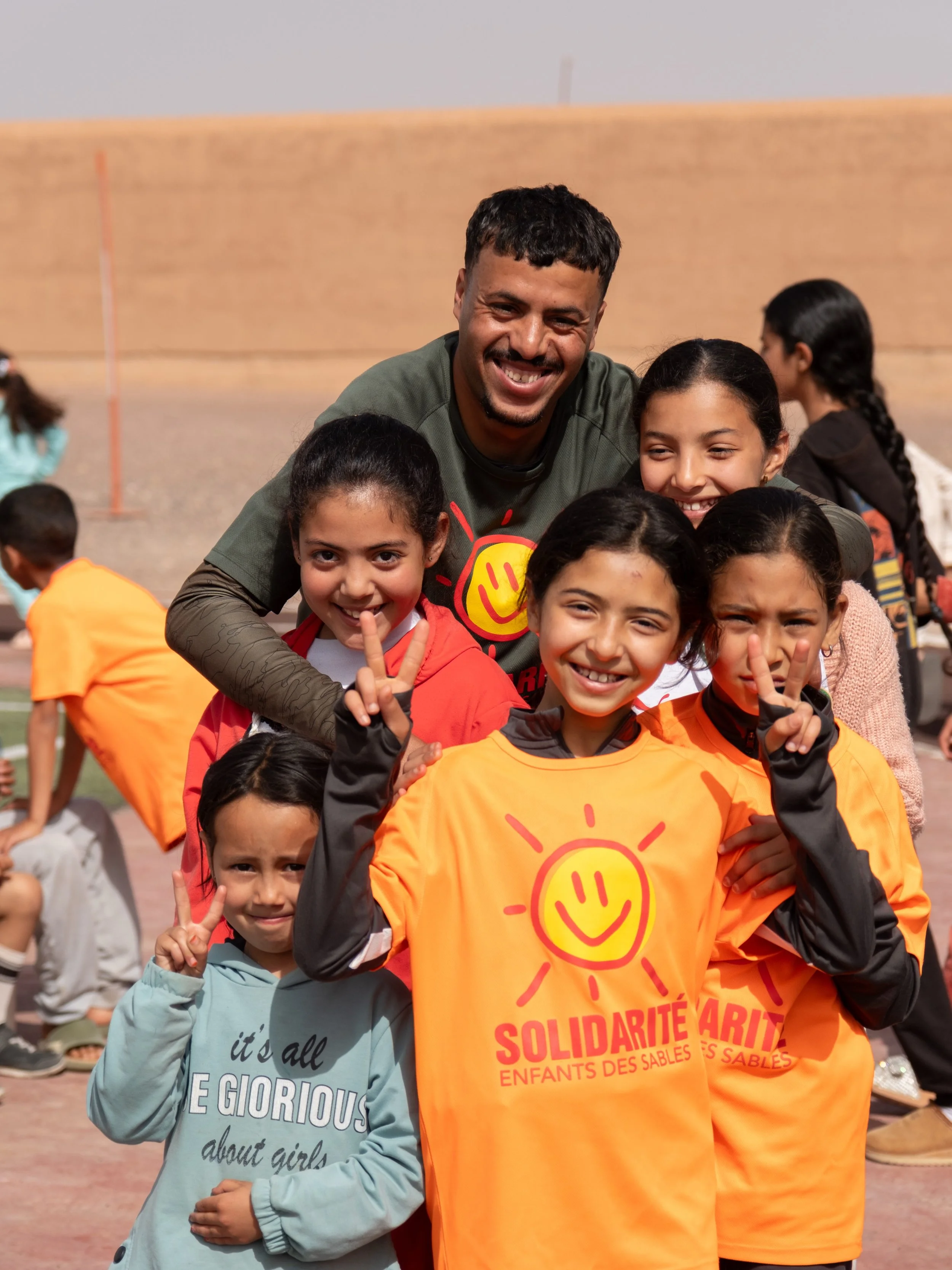 Des sourires, du soleil et beaucoup de bonne humeur ☀️

La plupart des enfants se connaissent d&eacute;j&agrave;, vivent dans les m&ecirc;mes quartiers et grandissent ensemble au quotidien.

Le centre est aussi un lieu pour se retrouver, partager des