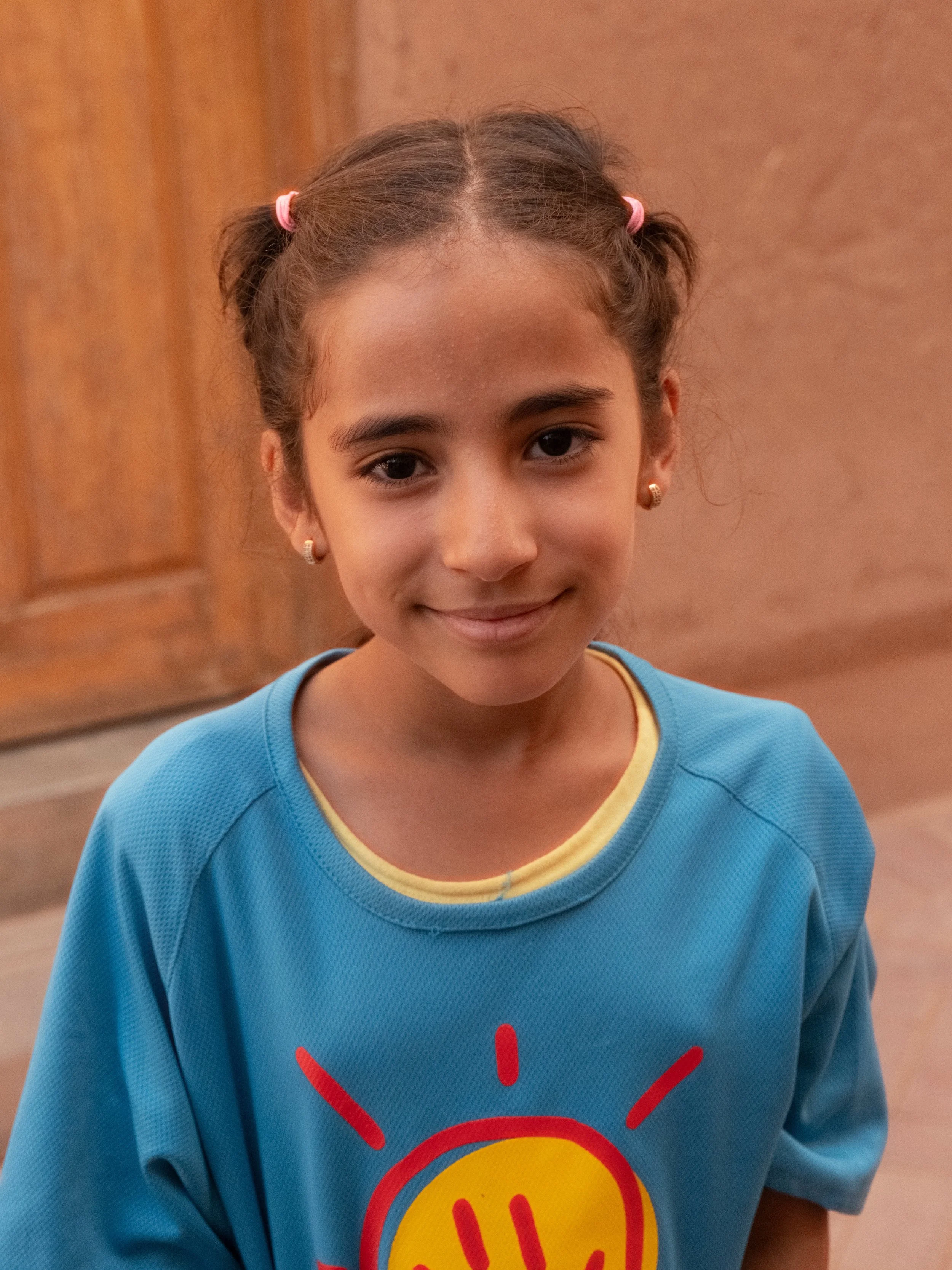 Le sourire de Ferdaous 🤍

Un portrait parmi les nombreux visages qui font vivre Solidarit&eacute; Enfants des Sables.
Chaque enfant a son histoire, sa personnalit&eacute; et ses r&ecirc;ves.
Et c&rsquo;est un bonheur de les voir grandir, jour apr&eg