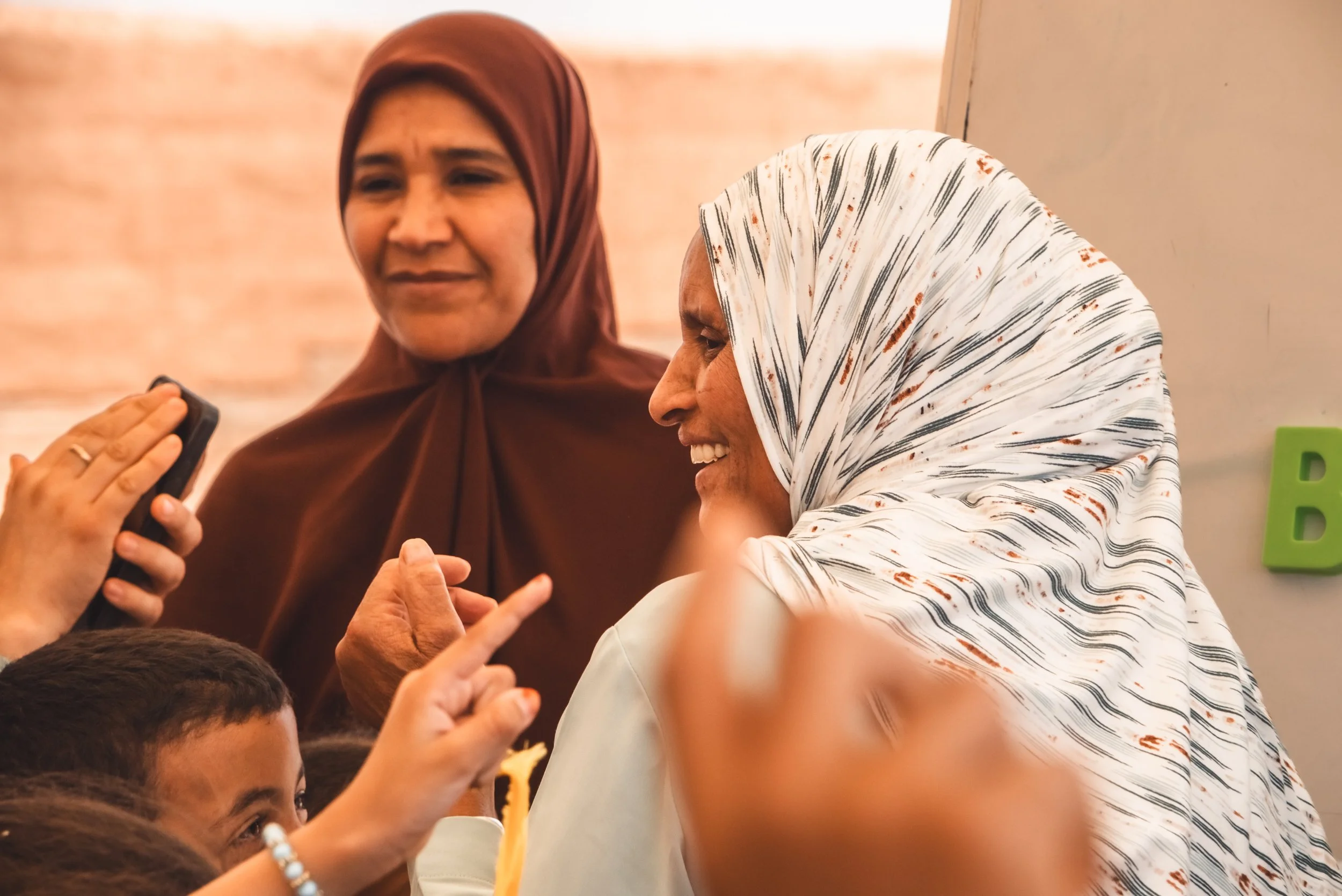Solidarit&eacute; Enfants des Sables accompagne aussi les femmes des quartiers d&rsquo;Isfoutalil et de Tamassinte.

Tout au long de l&rsquo;ann&eacute;e, elles peuvent participer &agrave; diff&eacute;rentes activit&eacute;s propos&eacute;es au centr