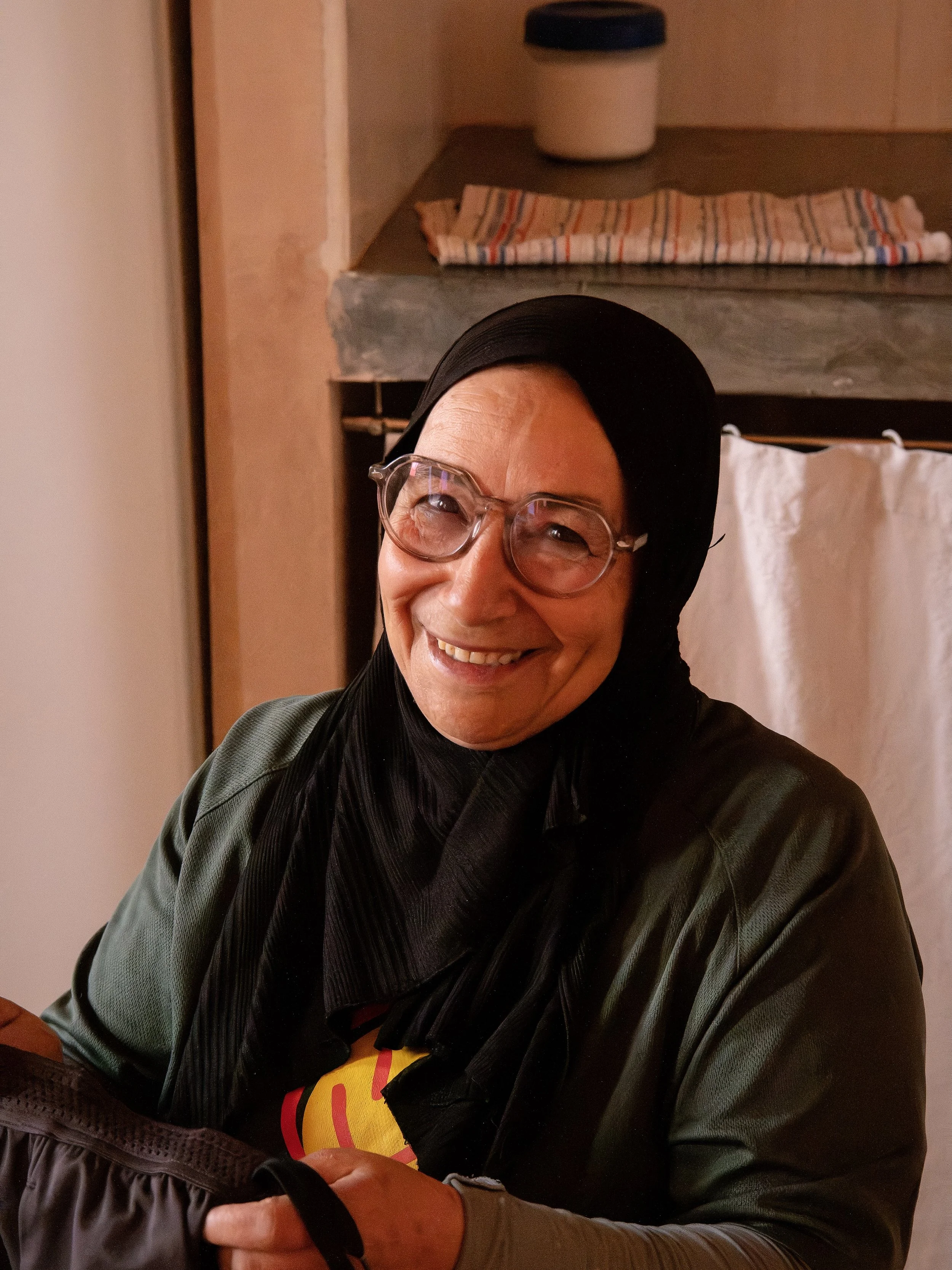 Mahjouba, un r&ocirc;le essentiel au quotidien 💛

Aujourd&rsquo;hui, nous souhaitions mettre en lumi&egrave;re Mahjouba, dont le travail est essentiel au bon fonctionnement du centre.
&Agrave; Solidarit&eacute; Enfants des Sables, tout est pens&eacu