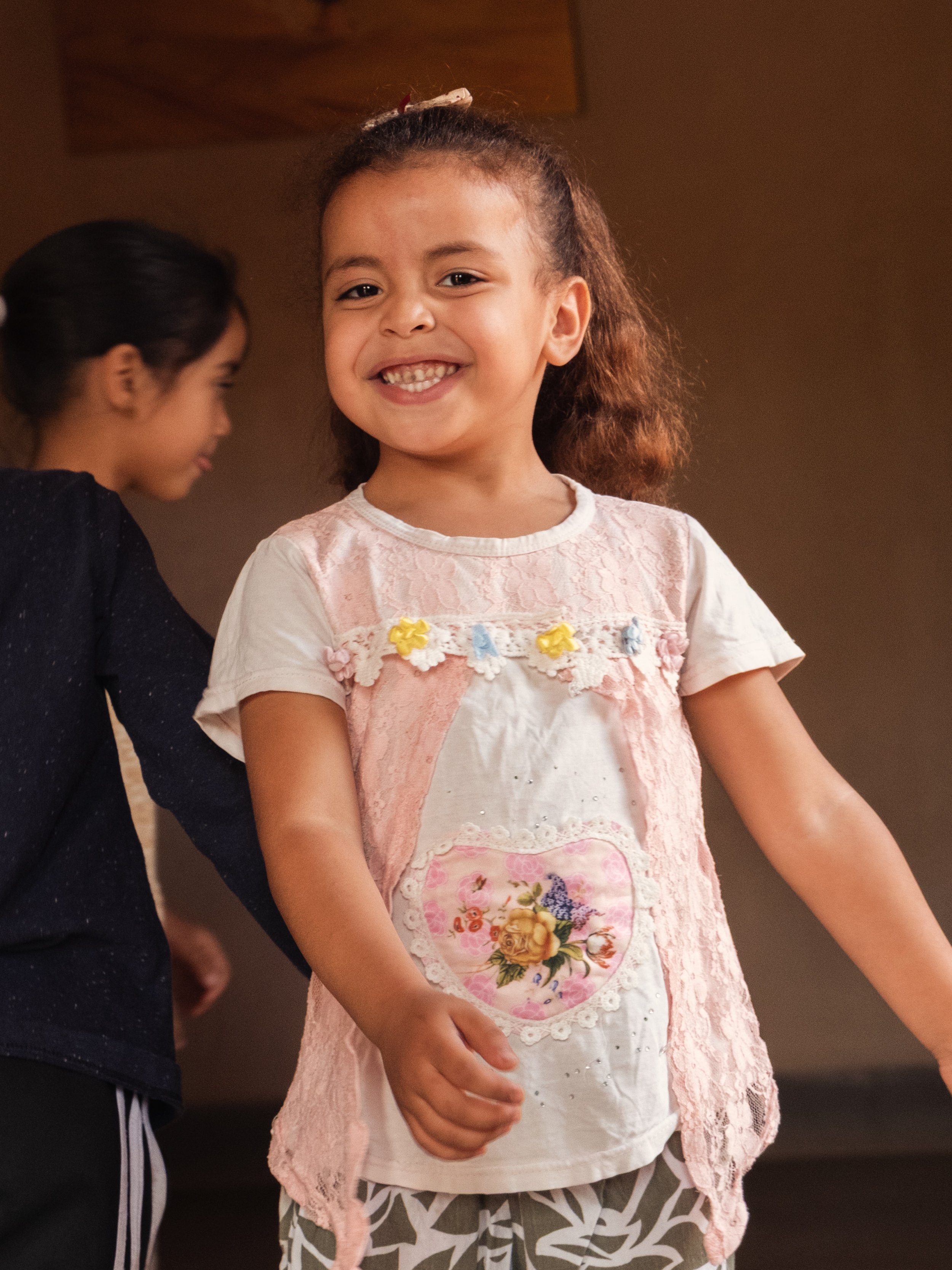 Aujourd&rsquo;hui, on partage avec vous ce joli moment de Hiba, photographi&eacute;e en pleine danse avec un grand sourire !

Au centre, il y a les activit&eacute;s, les apprentissages, les entra&icirc;nements&hellip; mais aussi tous ces petits momen