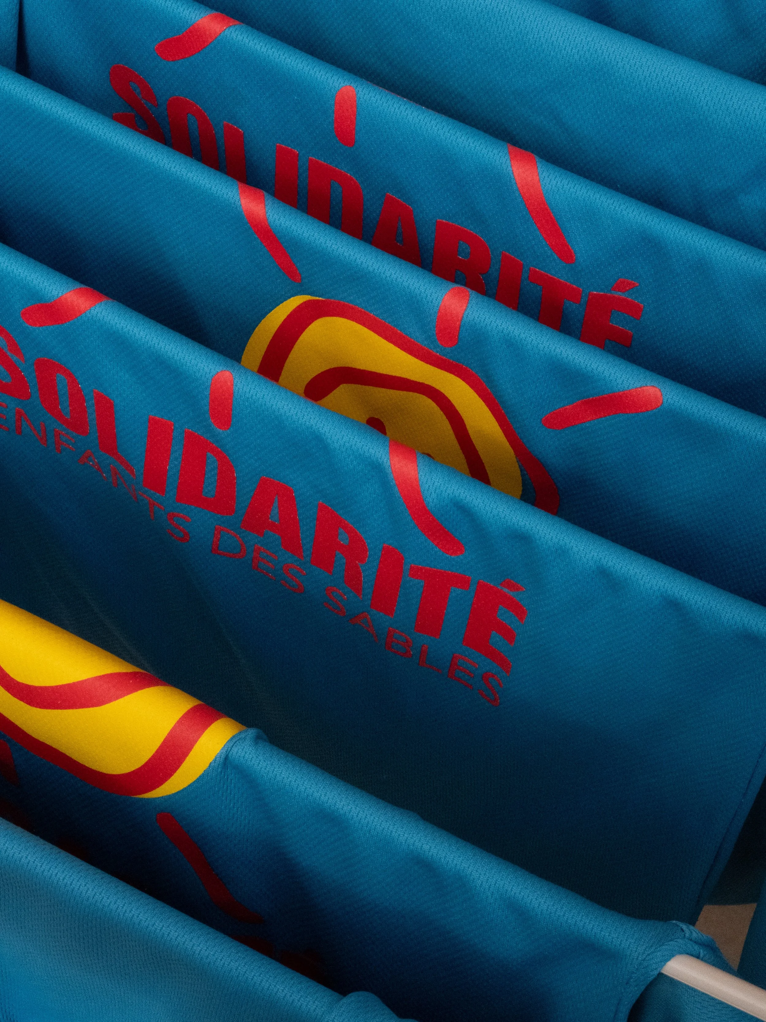 Au centre, les enfants portent tous les couleurs de Solidarit&eacute; Enfants des Sables !

Football, athl&eacute;tisme ou &eacute;veil sportif, chacun retrouve sa tenue pour participer aux activit&eacute;s.

Des tenues fournies et entretenues par l&