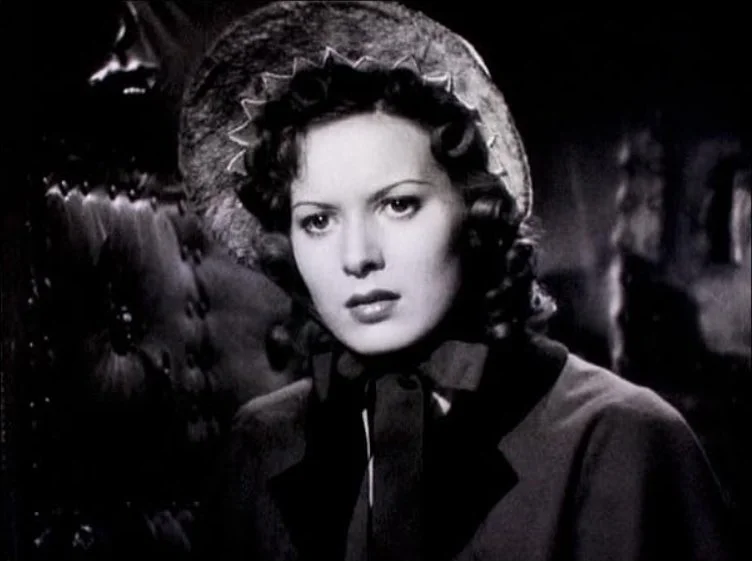 A black and white still of Maureen O'Hara in Jamaica Inn (1939), she is wearing a bonnet and is looking concerned.