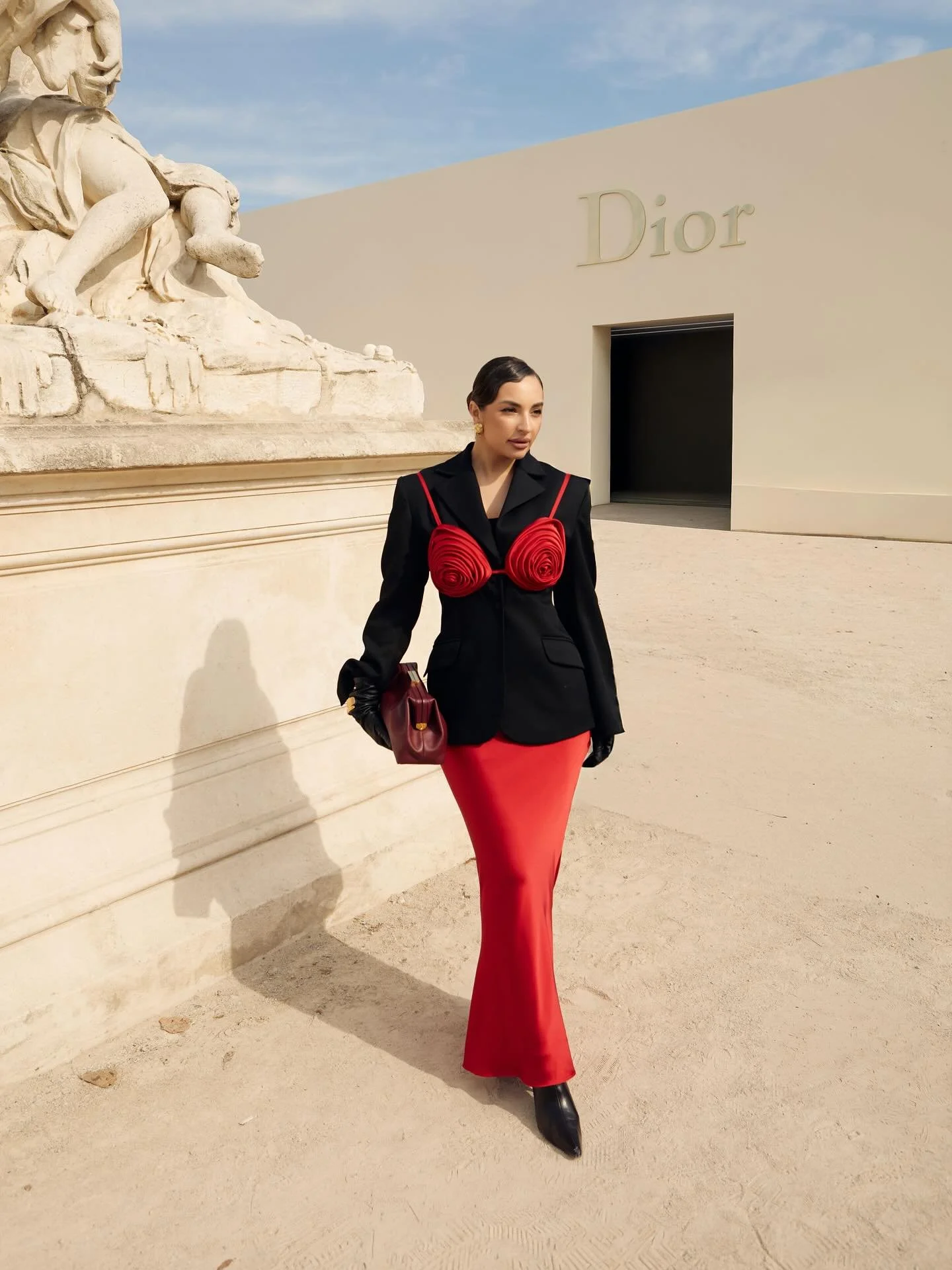 Before the @dior show @julie.lamrani wearing total look from @lmrparis 
&bull;
&bull;
&bull;
&bull;
&bull;
&bull;
&bull;
#ParisFashionWeek #PFW #PFW2025 #ParisFashionWeek2025 #FashionWeekParis #ParisStyle #ParisStreetStyle #StreetStyleParis
#PFWStree