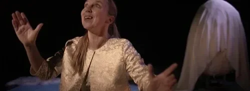 En kvinna som sjunger eller talar med händerna i en scenskontekst