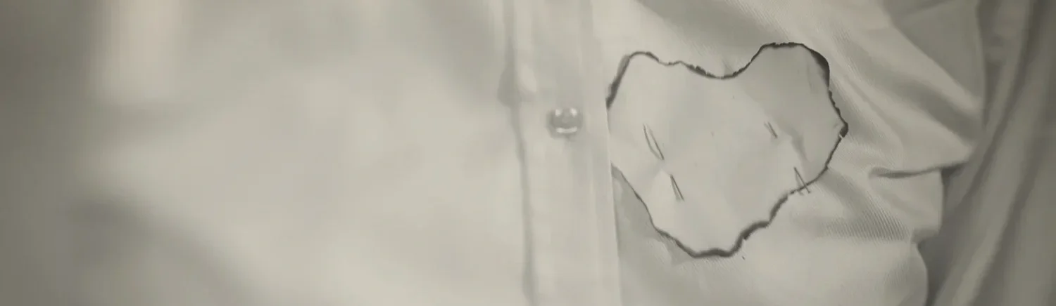 En vit skjorta med ett utklippt mönster i form av ett hjärta.