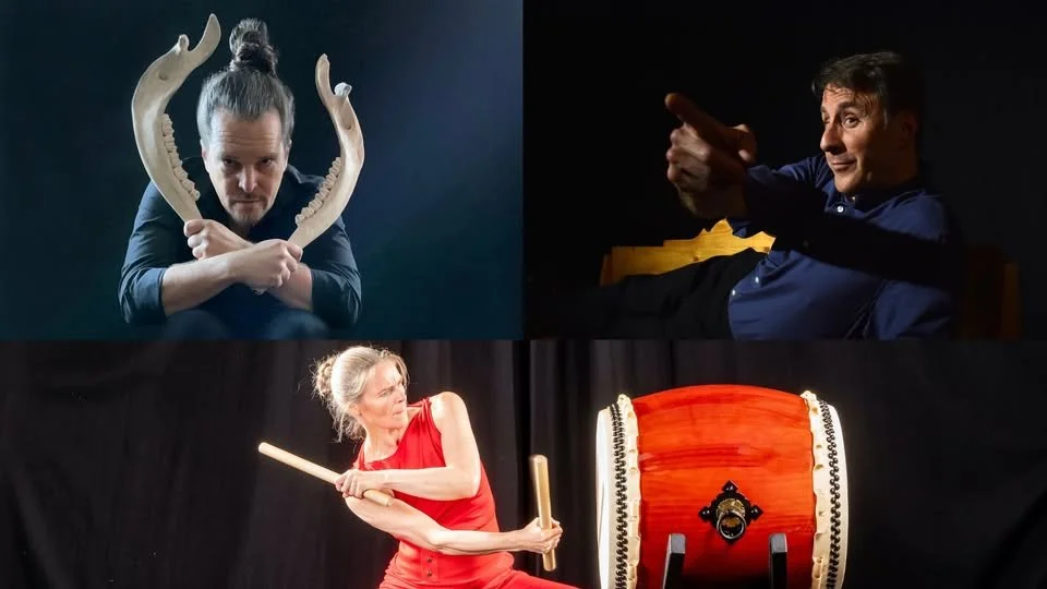 Fyra personer som spelar traditionella instrument, två män i övre hörnen och en kvinna i nedre vänstra hörnet, framför en svart bakgrund.