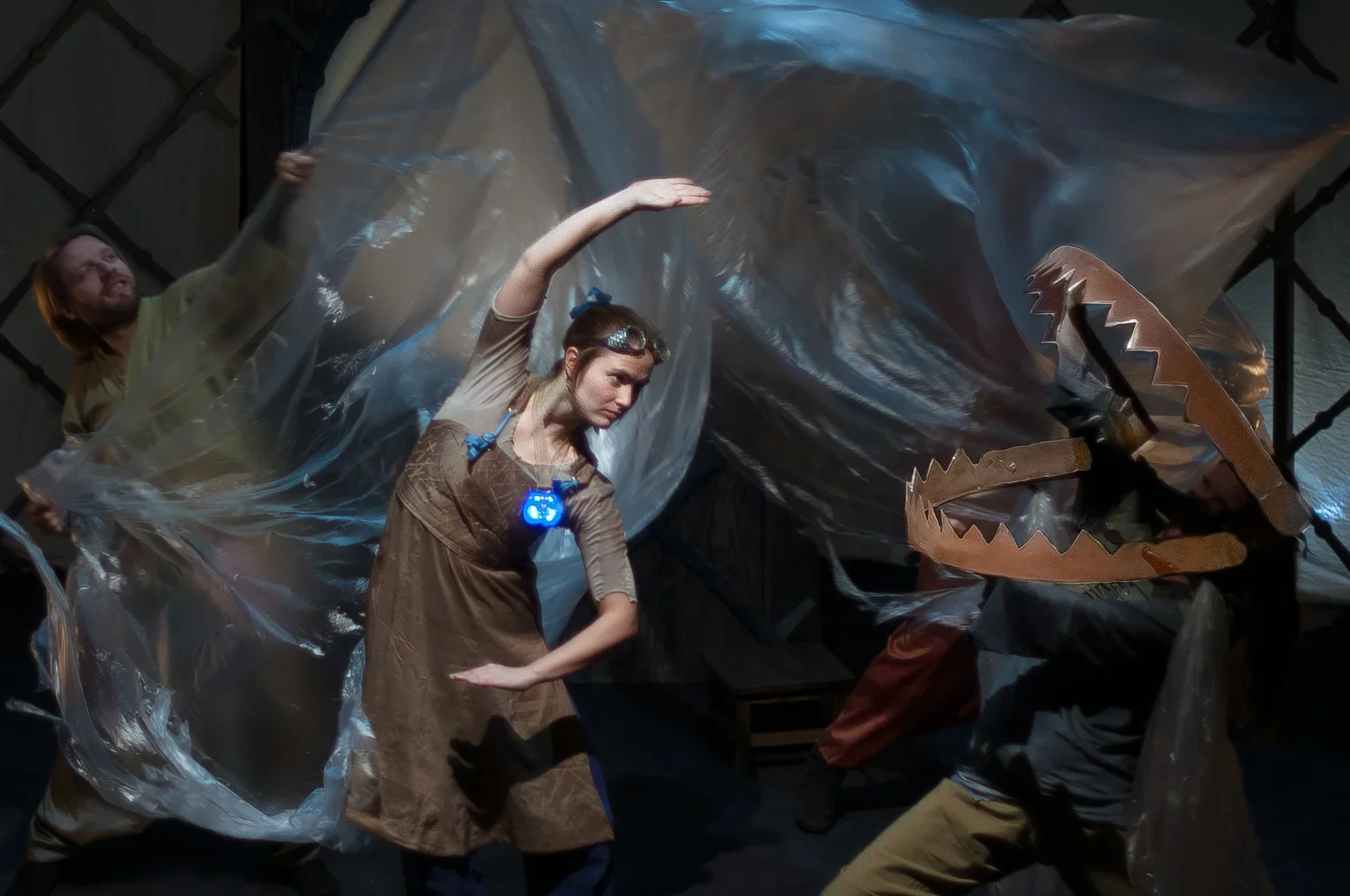 Teaterföreställning med skådespelare som spelar en dramatisk scen.