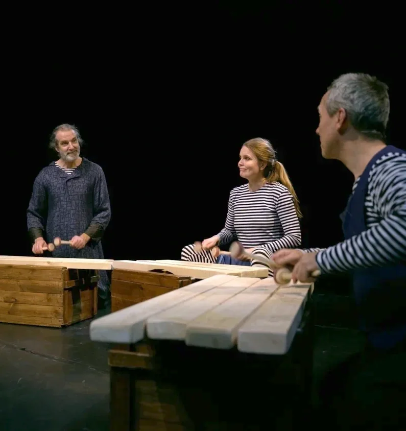 Tre personer som spelar på marimbainstrument.