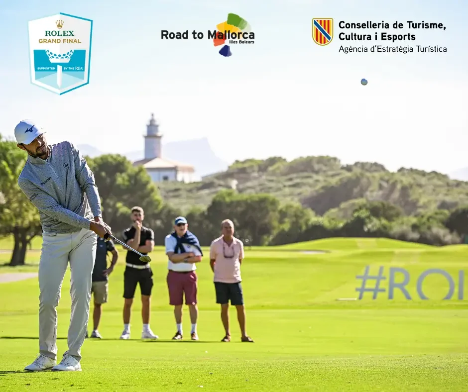 Golfista en un campo de golf en Mallorca, rodeado por cuatro espectadores, con un faro en el fondo y logos de Rolex y la Consejería de Turismo, Cultura y Deportes de las Islas Baleares.
