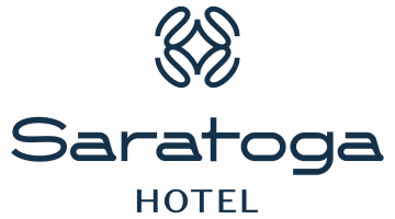 Logotipo del Hotel Saratoga con texto en azul oscuro.