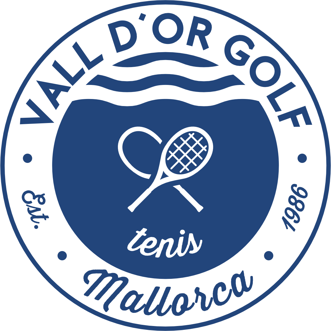 Logotipo circular del club de tenis Vall d'Or Golf Mallorca, en color azul oscuro, con un diseño de dos raquetas de tenis cruzadas y las palabras 'Vall d'Or Golf' en la parte superior, 'Mallorca' en la parte inferior, y 'tenis' en el centro, junto a 'A. R. G.' a la izquierda y '1986' a la derecha.