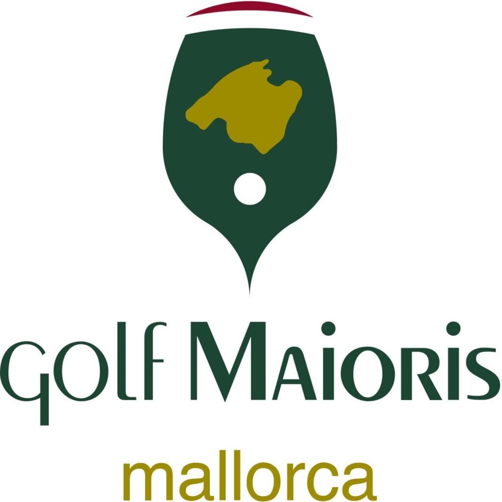 Logo de Golf Majoris Mallorca, que combina una pelota de golf con un mapa de Mallorca en tonos verdes y dorados.
