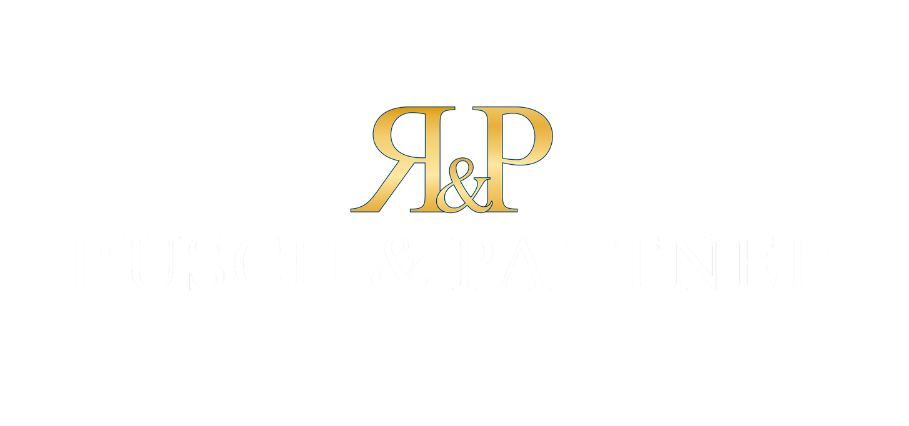 Logotipo con letras doradas y azules que dice "R & P" y debajo "RUSCEL & FARINA".