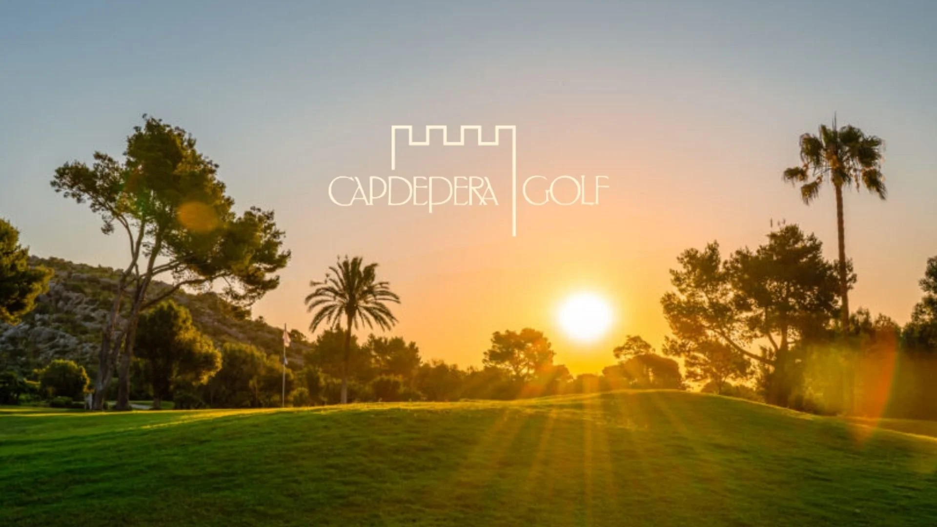 Campo de golf al atardecer con árboles y césped, logo de Capdpera Golf