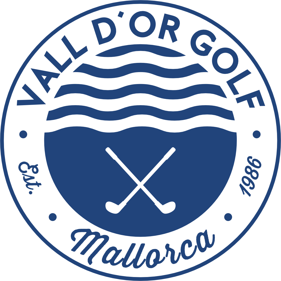 Logotipo circular con olas, dos palos de golf cruzados en la parte inferior, y texto en español y cifras que indican Mallorca.