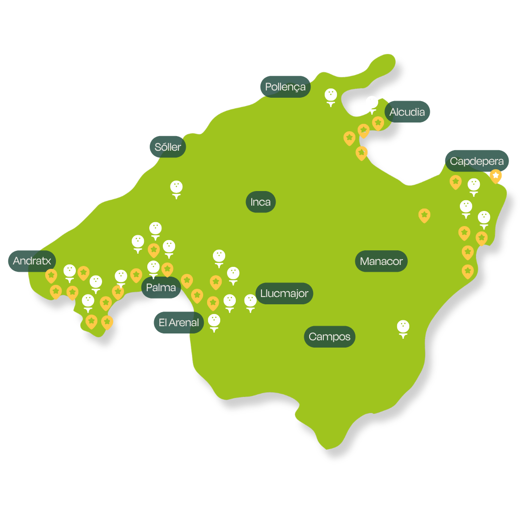 Mapa de la isla de Madagascar con nombres de varias regiones y símbolos que representan lugares y atracciones turísticas.