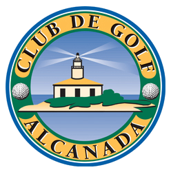 Logotipo del Club de Golf Alcanada con un faro, dos pelotas de golf y un campo de golf en un entorno marítimo.