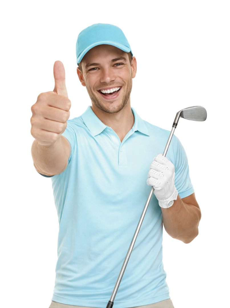 Joven hombre sonriendo, vistiendo gorra azul, camiseta azul, con guantes blancos, sosteniendo un palo de golf, haciendo pulgar arriba.