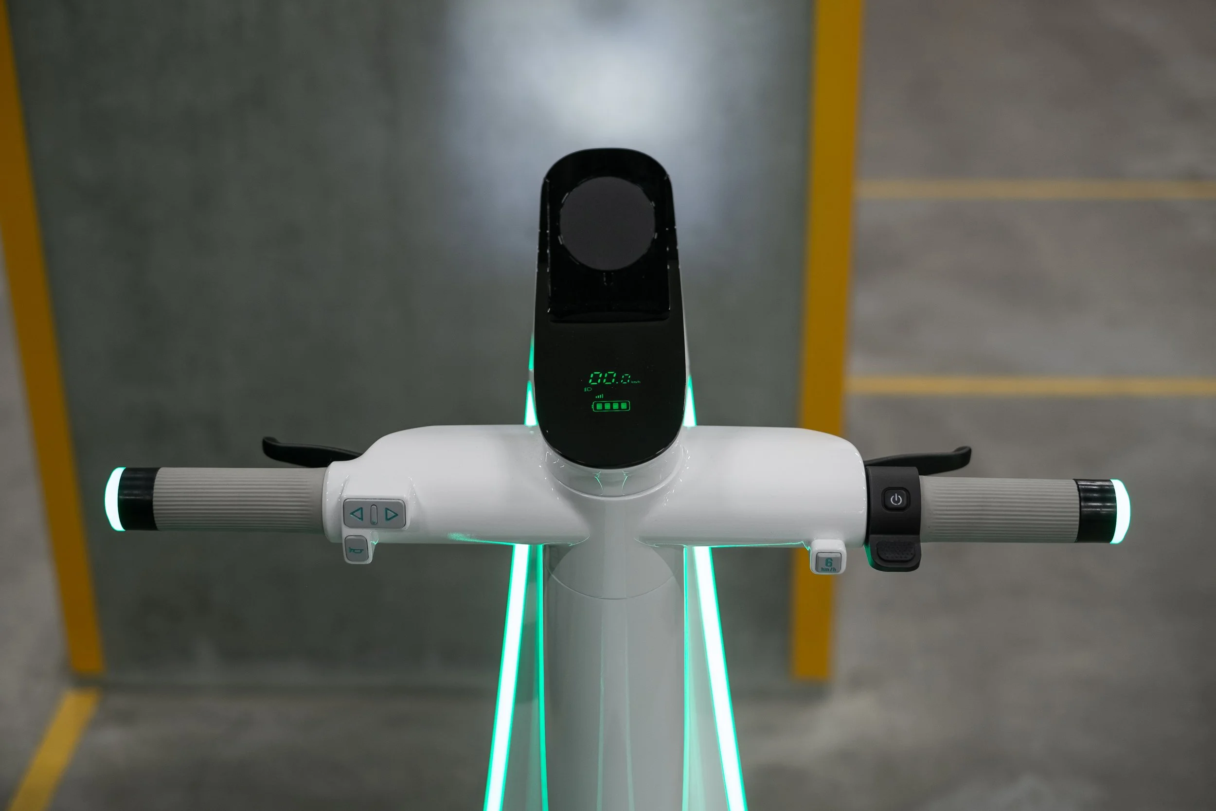 final prototype: minimally designed handlebar with magsafe holder for iPhones