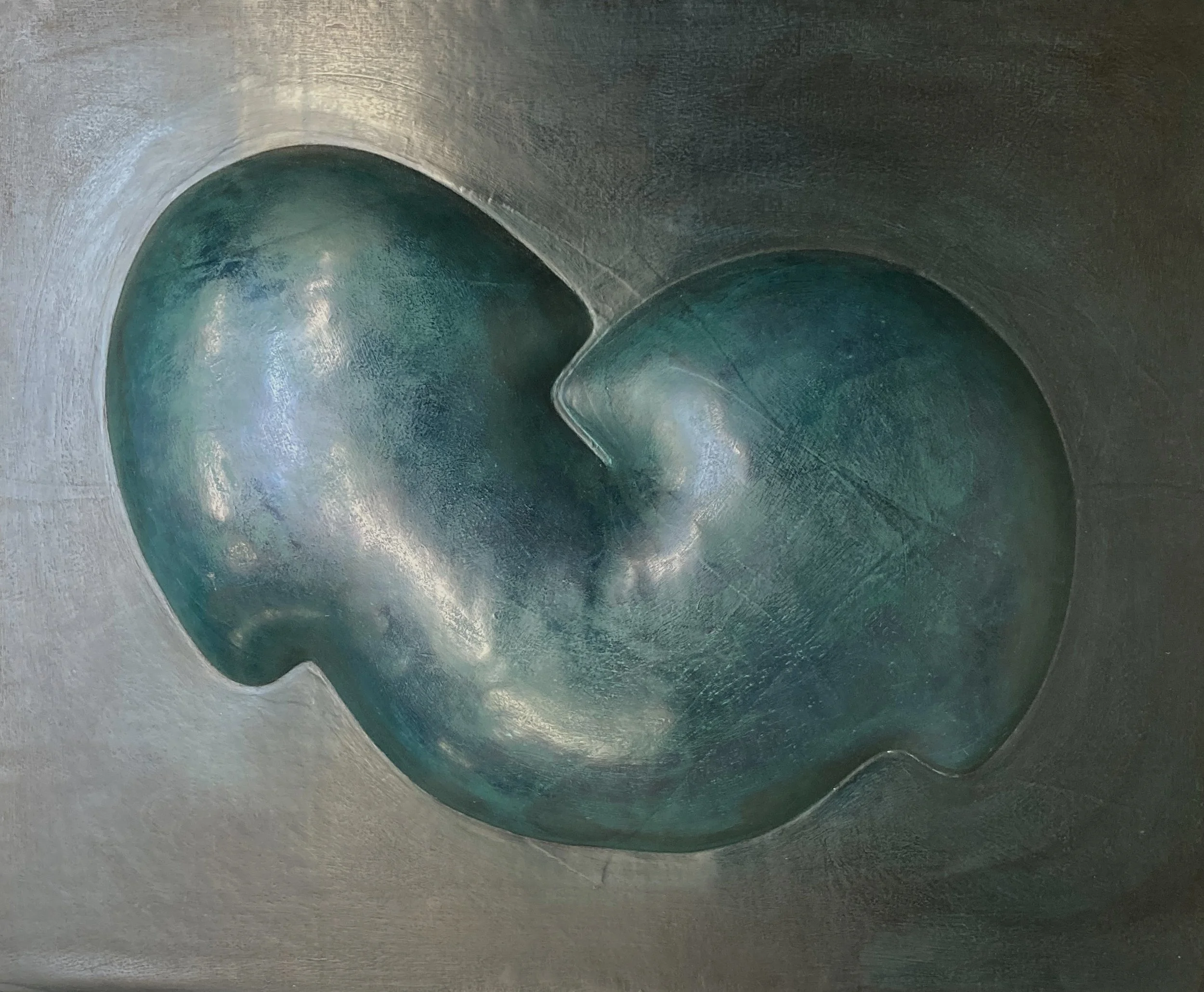 Eine kunstvolle Skulptur in Form eines sich umarmenden Paares, aus Bronze gefertigt mit grünlich-blauer Patina, auf einer metallischen Oberfläche.