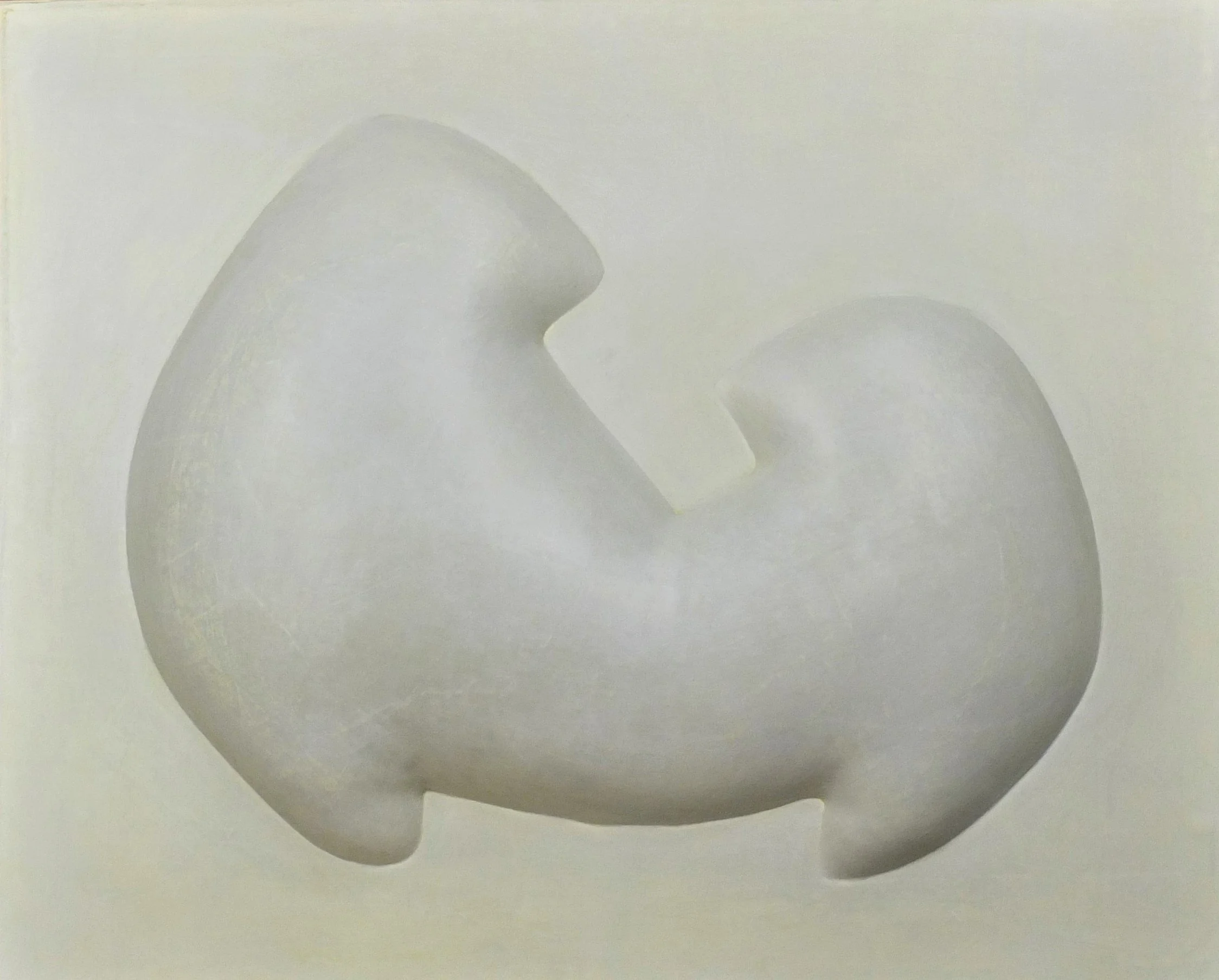 Weiße Keramikfigur in Form eines Kopfes und eines Arms, minimalistisch gestaltet, auf weißem Hintergrund.