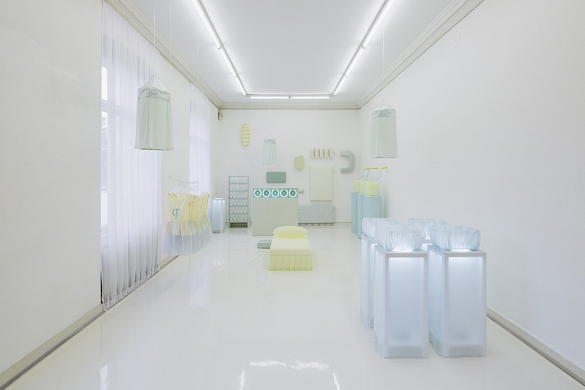 Ein leeres, modern gestaltetes Behandlungszimmer in Weiß mit medizinischen Instrumenten und Möbeln.