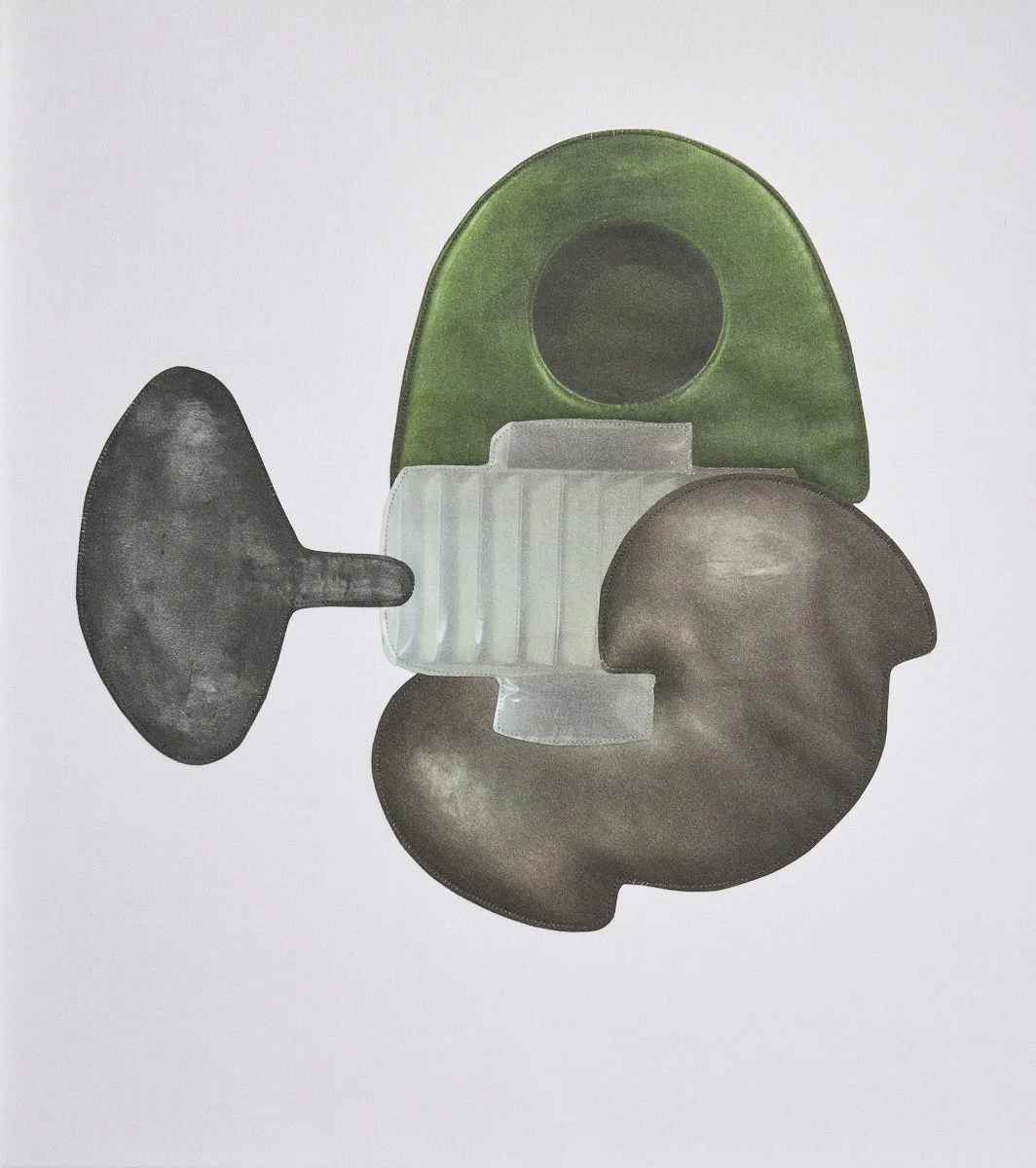 Eine abstrakte Skulptur aus verschiedenen Materialien in den Farben Schwarz, Grau, Weiß und Grün, die an irdische Formen erinnert.